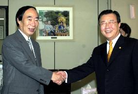 Sakaguchi meets his counterpart in Seoul